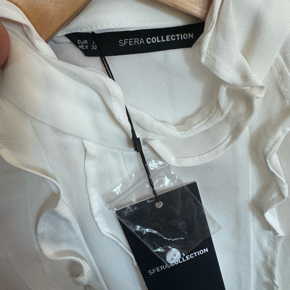 Chic White Ruffle Blouse - Picture 4 of 4